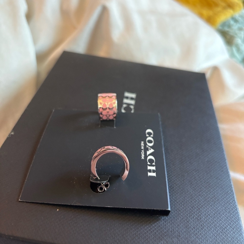 Coach SIGNATURE HUGGIE pink and silver earrings - Picture 4 of 8